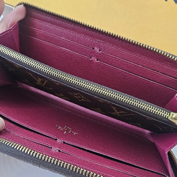 LOUIS VUITTON CLEMENCE WALLET with Fuchsia interior - Picture 4 of 9